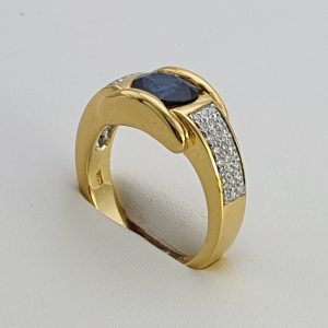 BLUE SAPPHIRE DIAMOND RING